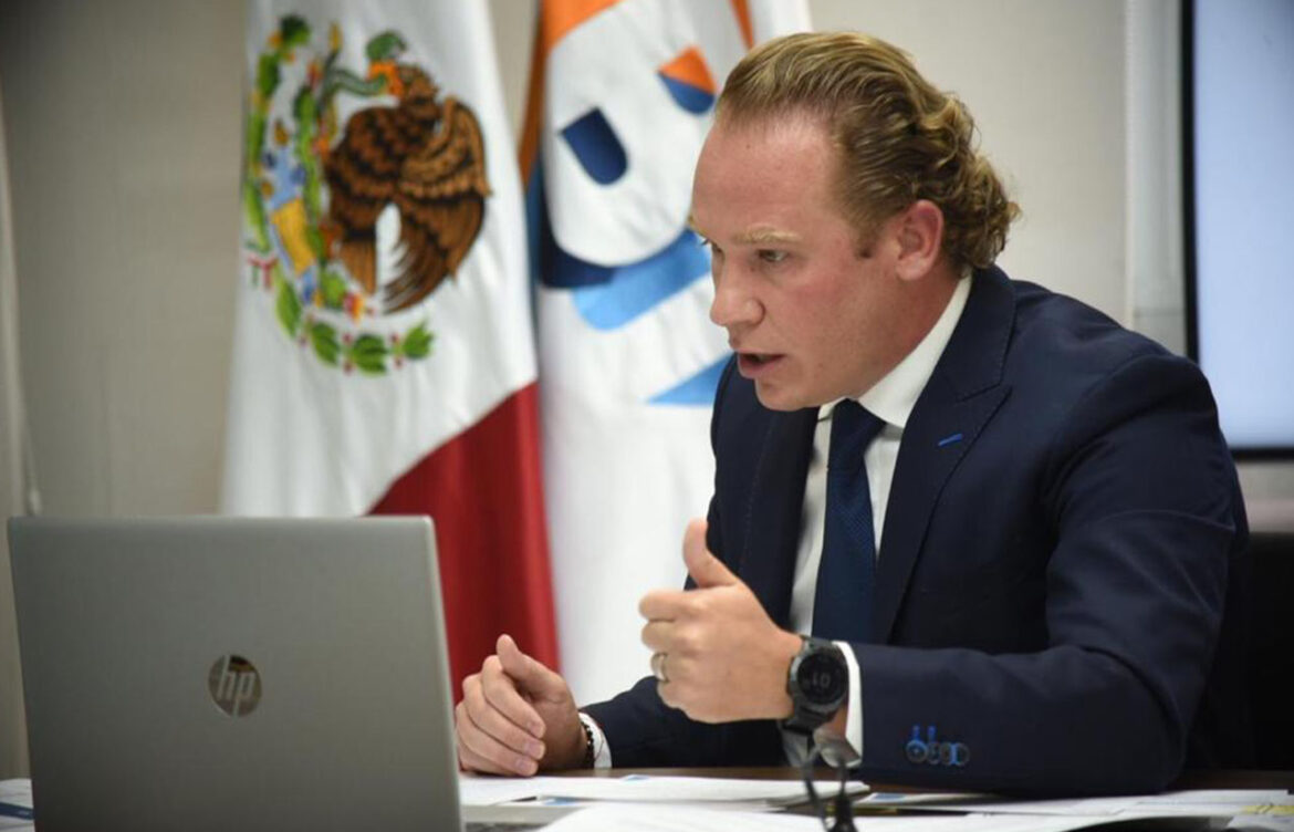Increpan a Santiago Taboada en Ibero; le recuerdan acciones ‘misóginas’
