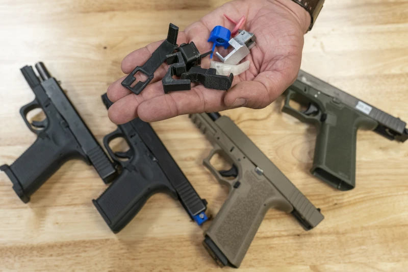 En los últimos años, una proliferación de pequeñas piezas de plástico y metal está alimentando un aumento en el número de pistolas semiautomáticas convertidas en armas totalmente automáticas.
