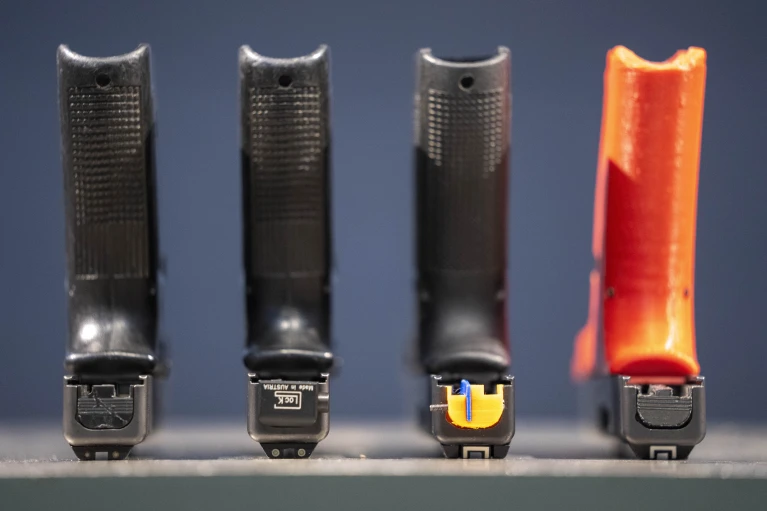 En los últimos años, una proliferación de pequeñas piezas de plástico y metal está alimentando un aumento en el número de pistolas semiautomáticas convertidas en armas totalmente automáticas.