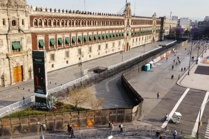 Siguen vallas en Palacio Nacional tras 8M; ajustan seguridad
