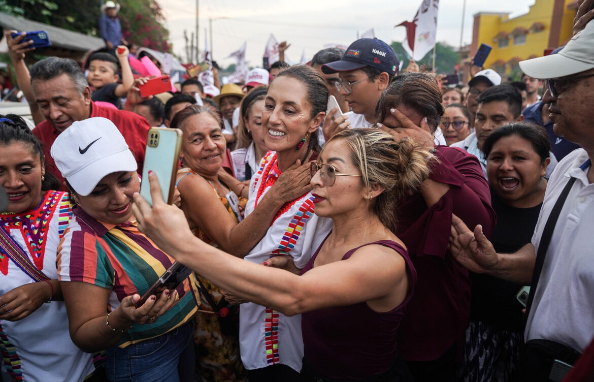 Cientos de chiapanecos saludaron a Claudia Sheinbaum a su paso por carretera para mostrar su apoyo y cariño