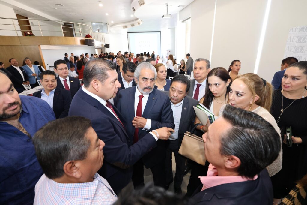 ✅Las y los empresarios son aliados de la Transformación en beneficio de la economía. 🤝Agradezco la invitación a la @AECOPUEBLA para escuchar sus inquietudes y compartir nuestros compromisos que hacemos para impulsar el desarrollo por #AmorAPuebla.🫶🏼 pic.twitter.com/vNehCi2SHk— Alejandro Armenta (@armentapuebla_) April 11, 2024