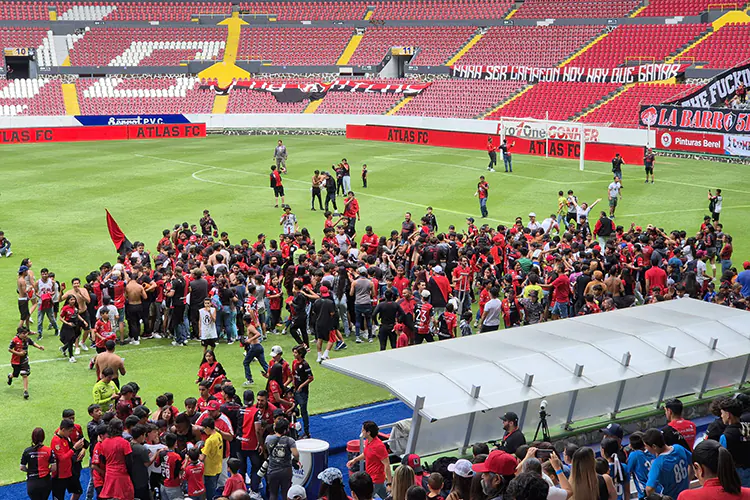 La fiel afición del Atlas invade cancha del estadio Jalisco