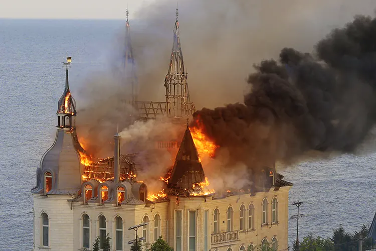‘Castillo de Harry Potter’ se incendia tras ataque de Rusia en Odesa, Ucrania