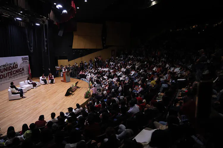 Encuentro de Brugada con universitarios del IPN, a quienes les prometió eliminar el examen de admisión