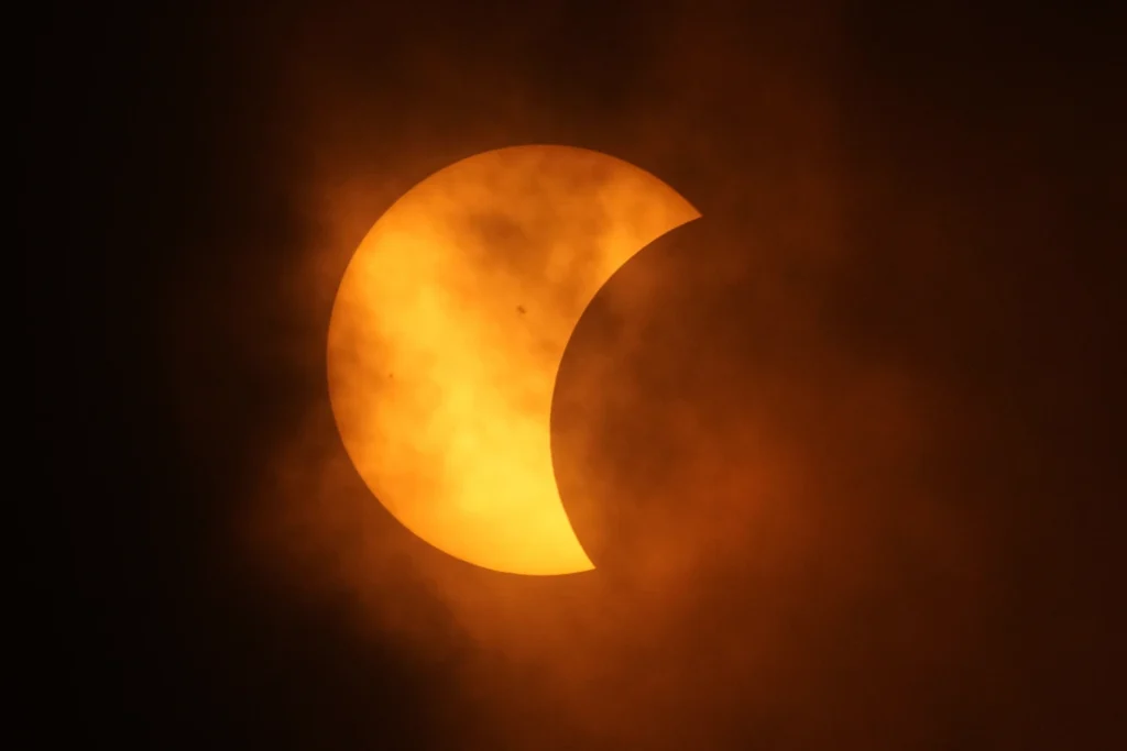 Eclipse total recorre el territorio de Norteamérica, ante multitudes impresionadas por el fenómeno.