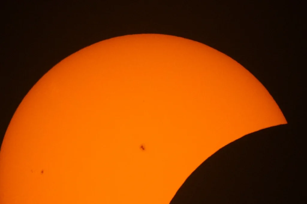 Eclipse total recorre el territorio de Norteamérica, ante multitudes impresionadas por el fenómeno.