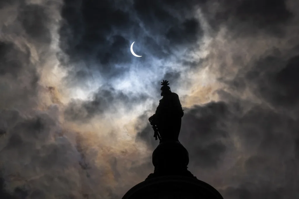 Eclipse total recorre el territorio de Norteamérica, ante multitudes impresionadas por el fenómeno.