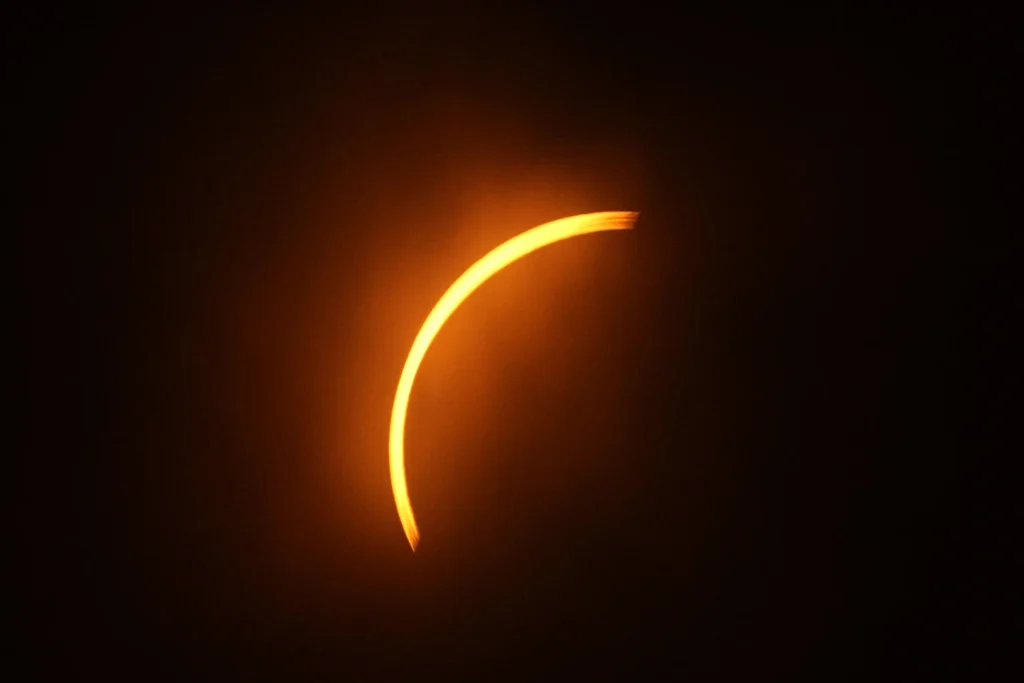 Eclipse total recorre el territorio de Norteamérica, ante multitudes impresionadas por el fenómeno.