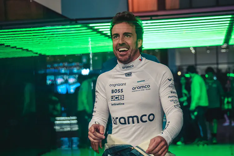 Renueva Fernando Alonso con Aston Martin hasta 2026