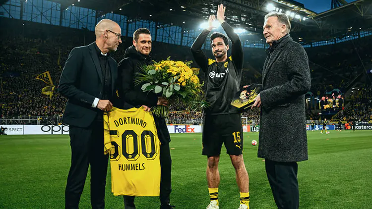 Honran al jugador Mats Hummels por haber disputado 500 partidos competitivos con el Borussia Dortmund