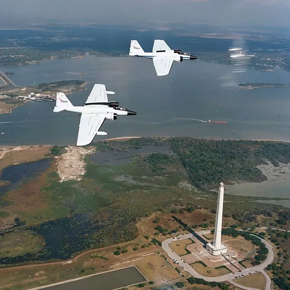 La NASA utilizará aviones especializados para estudiar el eclipse solar Gracias a su capacidad para volar por encima de las nubes y gran parte de la atmósfera, estos jets pueden capturar imágenes más claras y acceder a longitudes de onda que generalmente no llegan a la superficie terrestre.