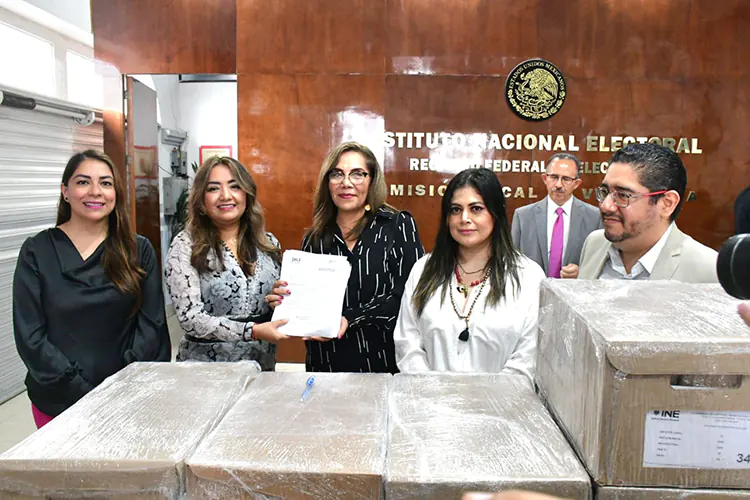 OPLE Veracruz entrega al INE documentación y material electoral para voto anticipado