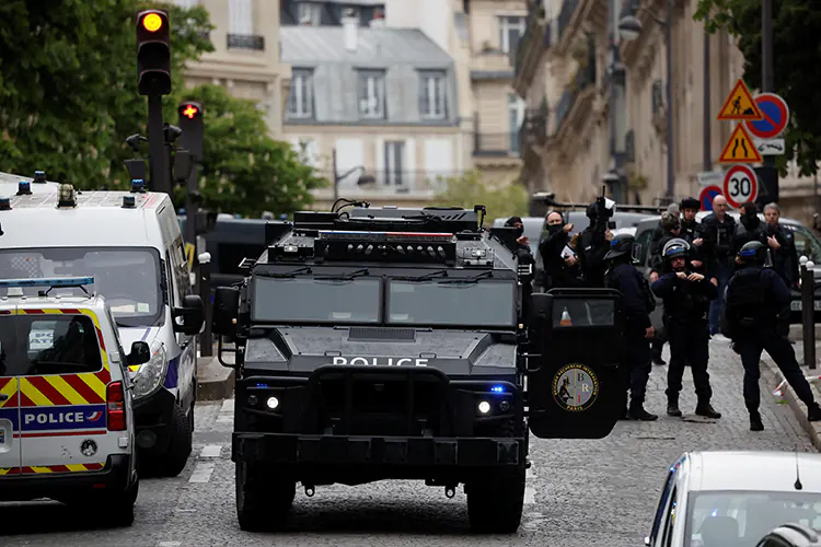Detienen a hombre en París que amenazó con hacerse explotar en consulado de Irán