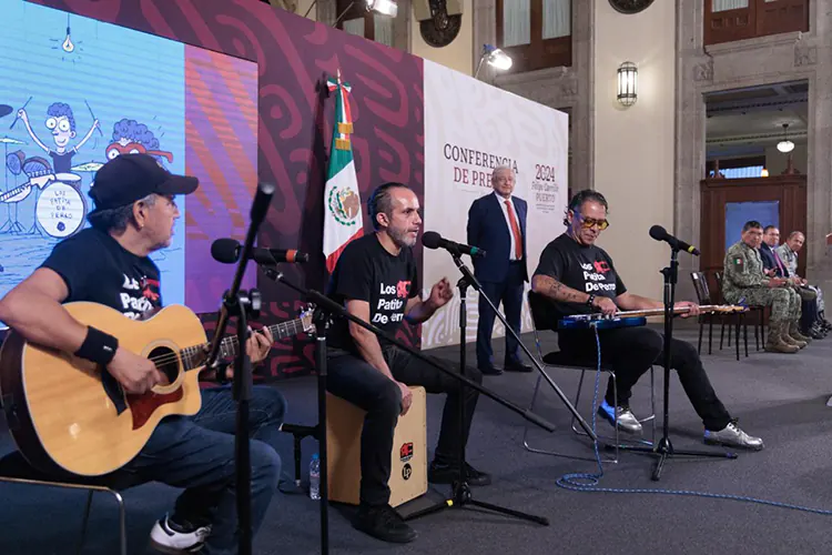 Celebran Día del Niño con tocada de rock en la mañanera