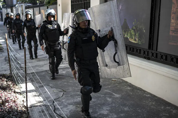 Video: Revelan imágenes de ataque a Embajada de México en Quito