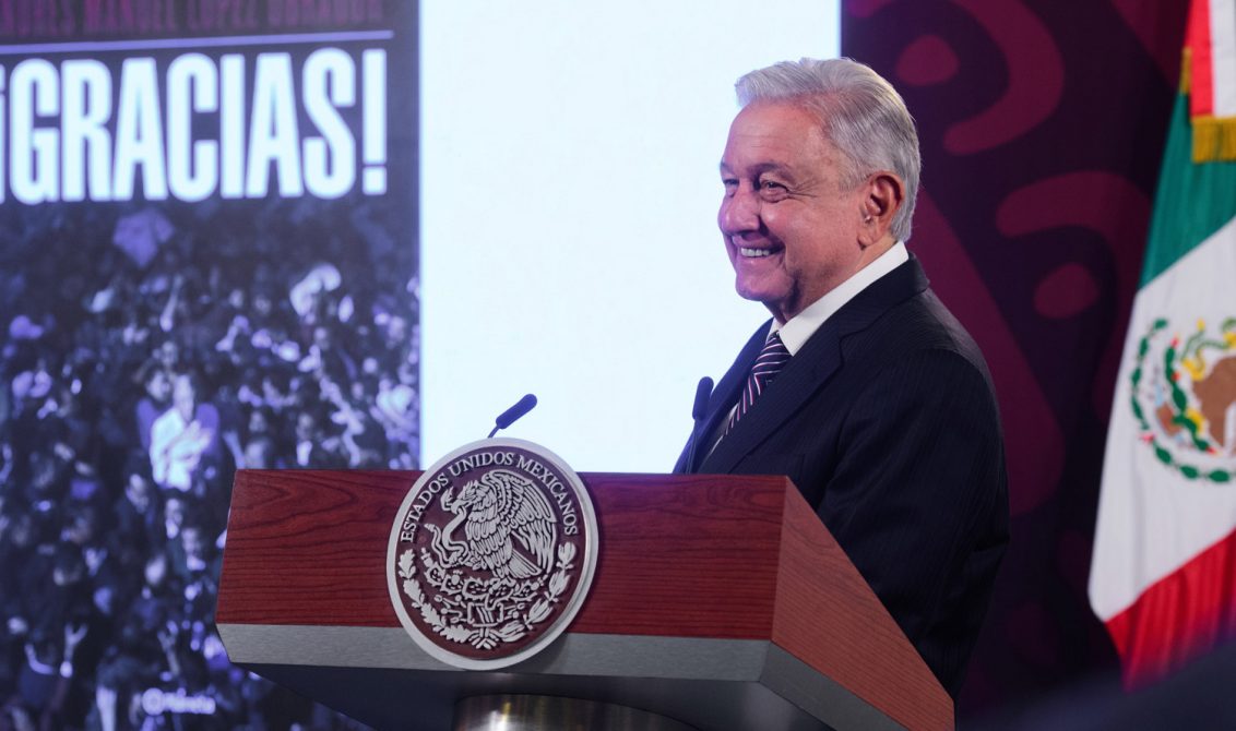 Trife ‘batea’ queja de Xóchitl Gálvez para prohibir venta del libro ‘¡Gracias!’ de AMLO