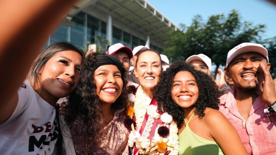 Simpatizantes le dan calurosa bienvenida a Claudia Sheinbaum en Acapulco