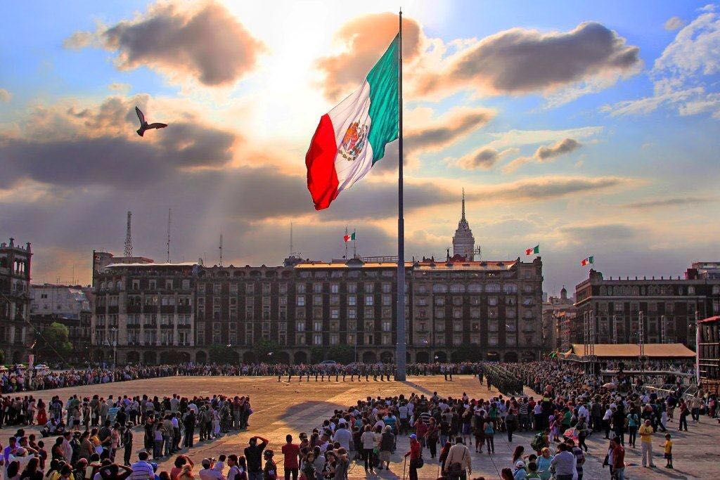 Acepta AMLO izar bandera del Zócalo el día de la Marea Rosa