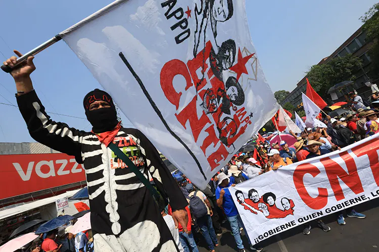 Marcha la CNTE al Zócalo, en el marco del Día del Maestro