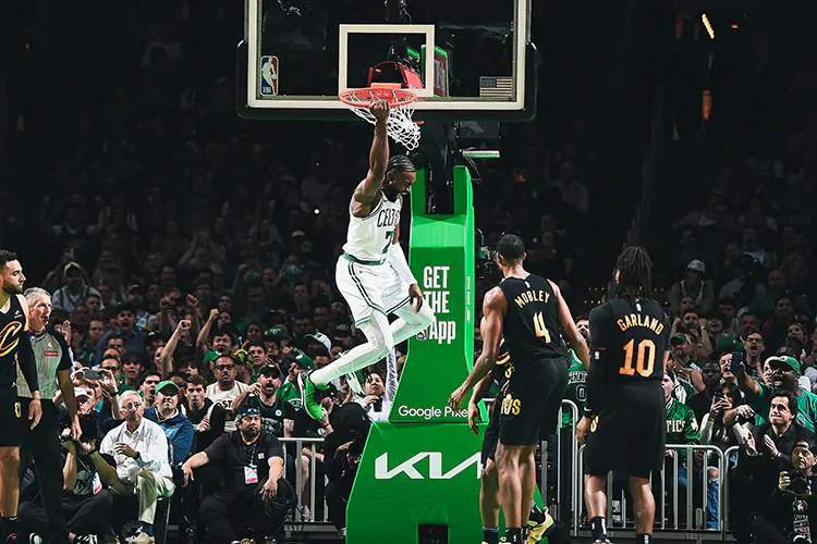 Celtics vencen a los Cavaliers en inicio de Semis de la NBA