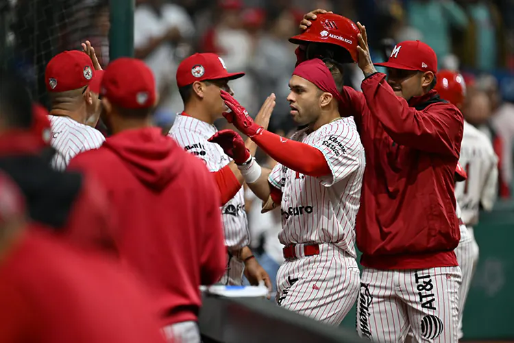 Vencen Diablos Rojos a Saraperos en el Alfredo Harp