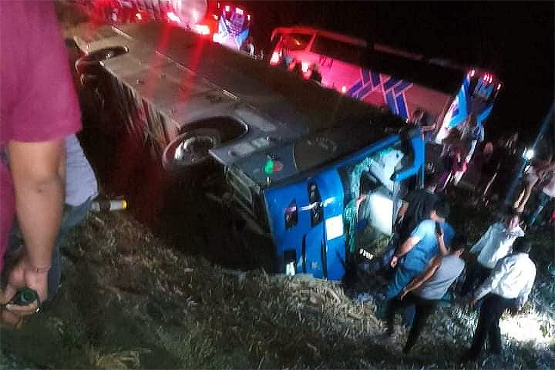 Camión con seguidores de Morena sufre volcadura en la carretera La Tinaja – Cosoleacaque