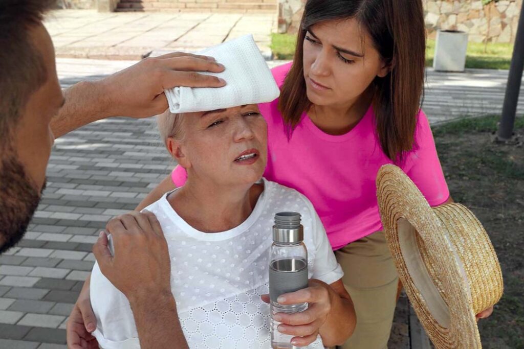 Las causas del golpe de calor son la exposición excesiva al calor ambiental y la práctica de actividades físicas en altas temperaturas.