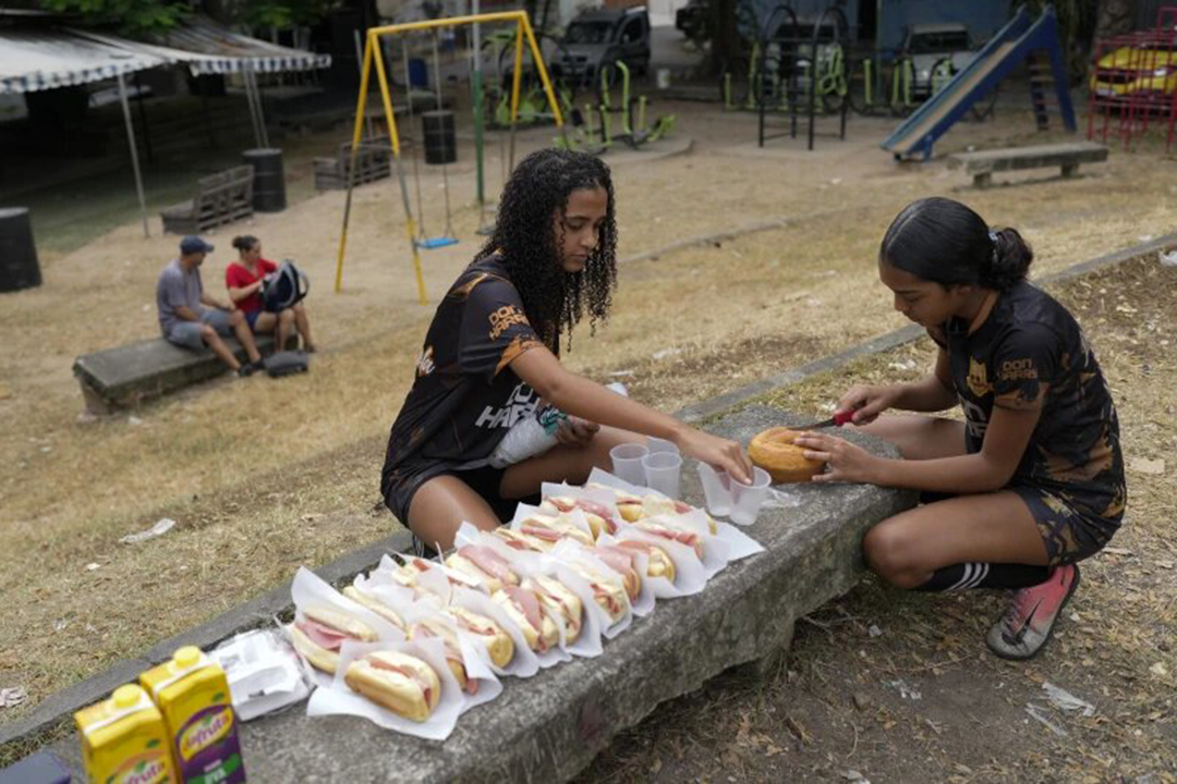 Las jóvenes de la favela de Río esperan superar la pobreza y la violencia para jugar la Copa Mundial Femenina en 2027