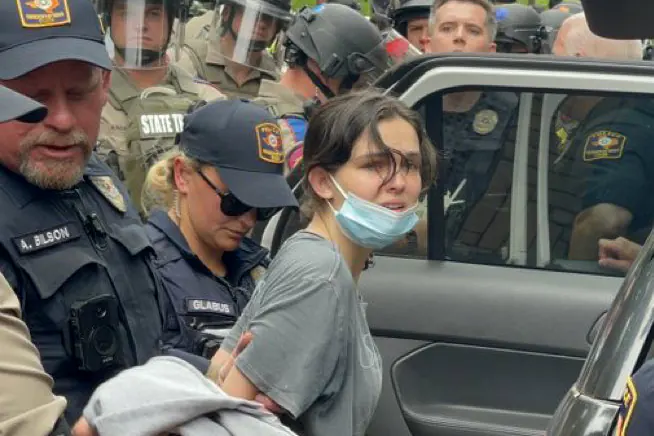 Arrestan en Universidad de Columbia a más de 100 tras protestas pro-Palestina