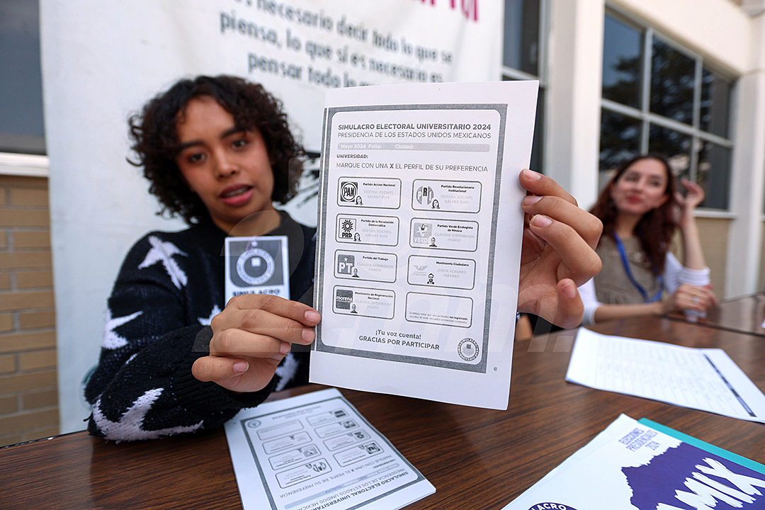 Estudiantes participan en el Simulacro Electoral Universitario 2024