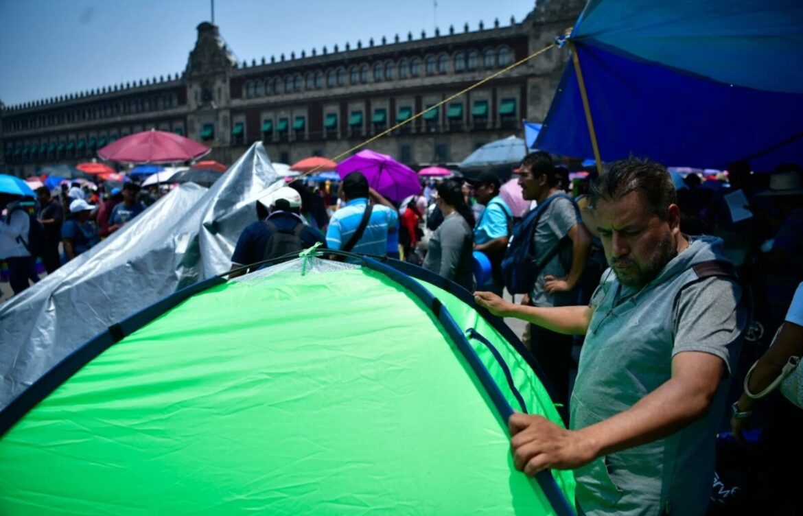 CNTE reubica plantón previo a marcha de ‘Marea Rosa’ en el Zócalo