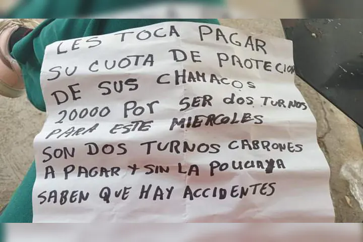 Narcomensaje en una cartulina en la que piden ‘cuota’ por protección de alumnos en una escuela de Veracruz