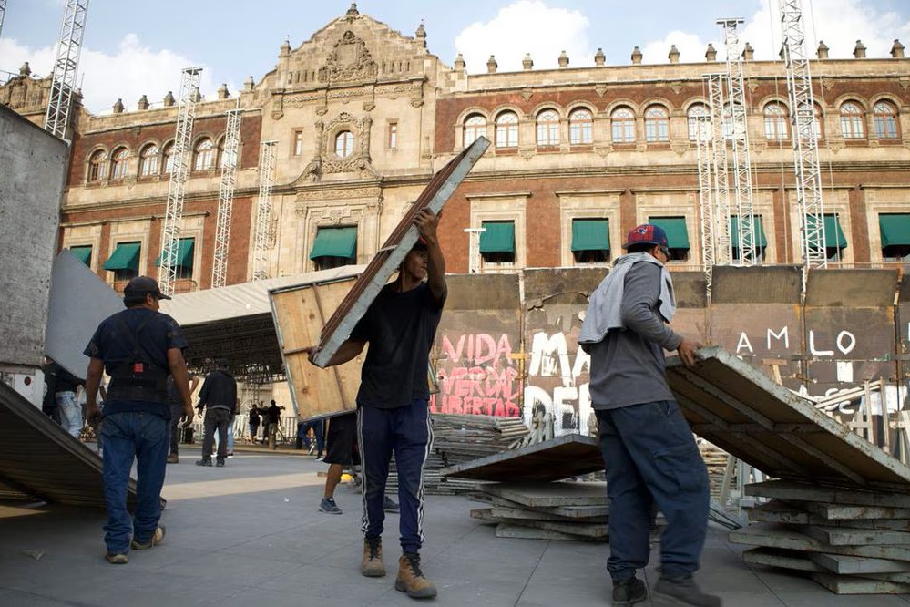 Retiran vallas de Palacio Nacional para cierre de campaña de Claudia Sheinbaum