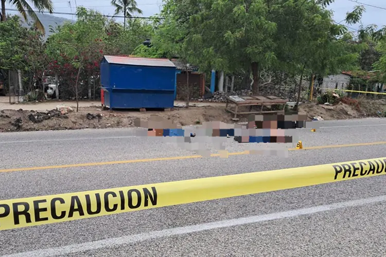 Hallan a cinco asesinados a balazos en carretera, a la altura de Tecpan, Guerrero
