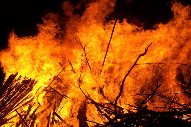 Combaten incendio en Santa Catarina; afecta media hectárea