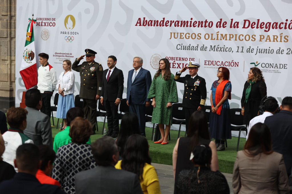 AMLO y Ana Gabriela Guevara abanderan a la delegación que representará a México en París 2024