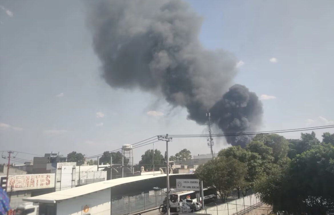 Ecatepec: Se registra incendio al interior de una bodega de plásticos