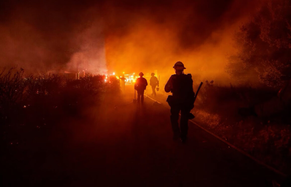 Evacúan a unas mil 200 personas por incendio forestal a las afueras de Los Ángeles 