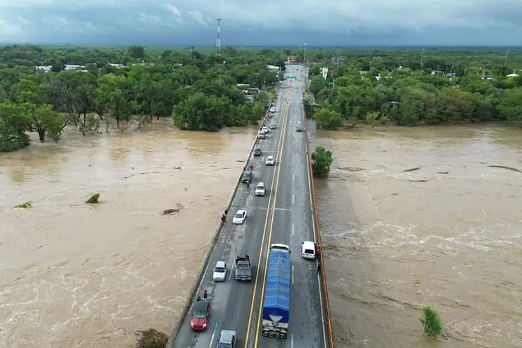 Evacuan en Tamaulipas tres municipios tras desbordamientos 