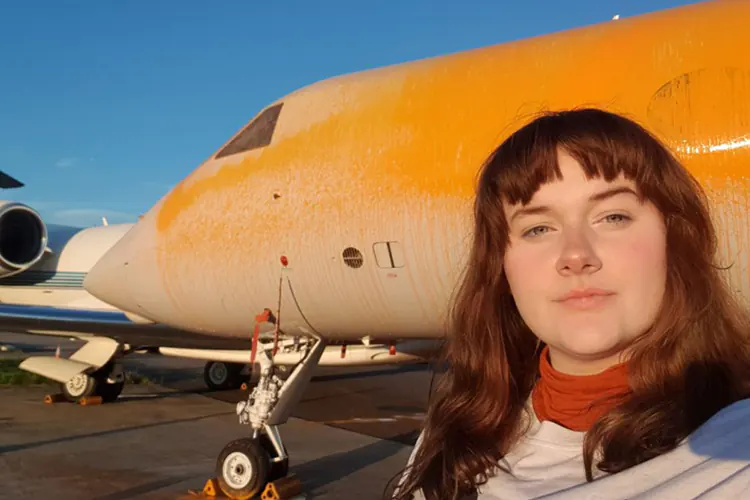 Activistas de Just Stop Oil ahora rocían pintura en aviones | Videos