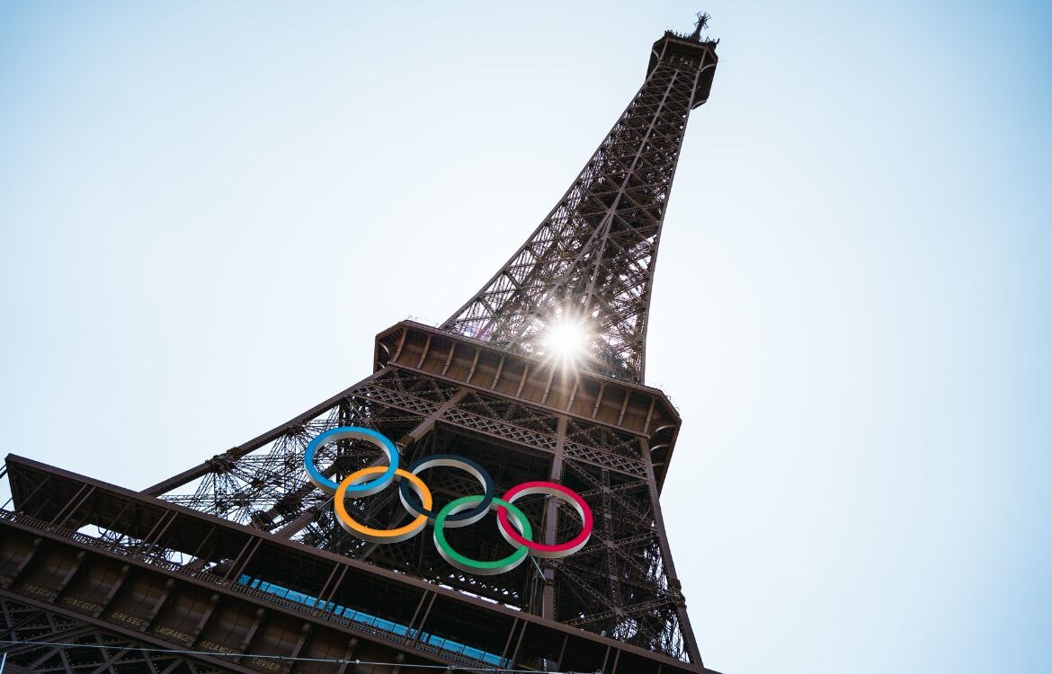 La torre Eiffel luce los aros olímpicos