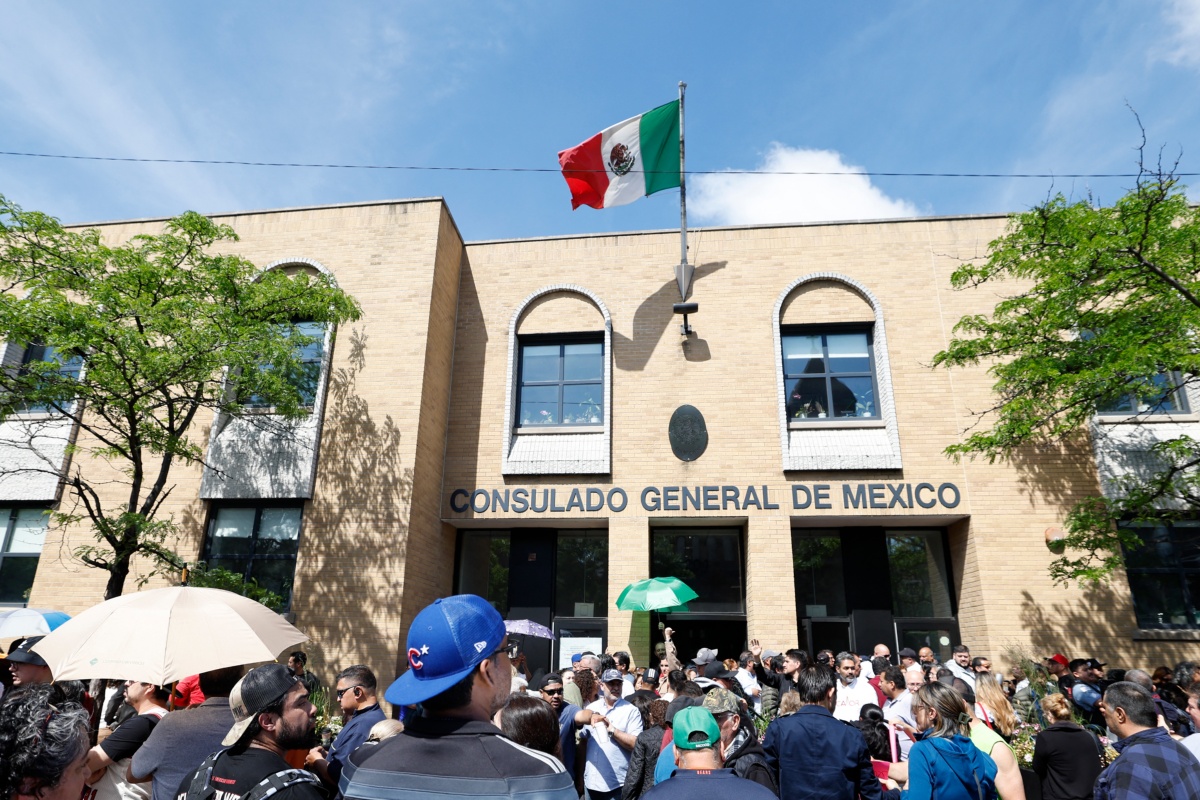 Mexicanos en el extranjero votaron entre filas interminables