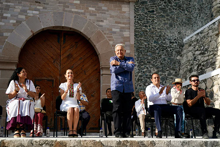 El presidente Andrés Manuel López Obrador (AMLO) saluda a los presentes en la reapertura del templo en Morelos
