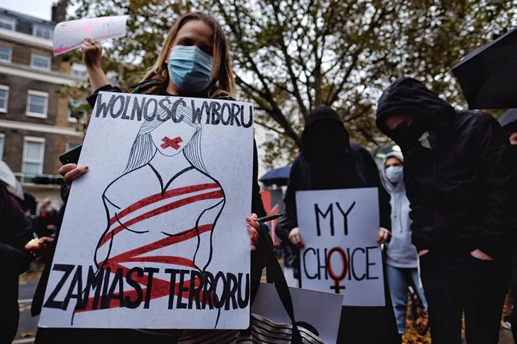 Desechan despenalización del aborto en Polonia, en ajustada votación