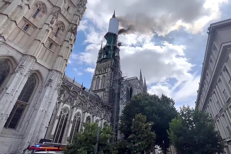 Se incendia aguja de la Catedral de Ruan, emblema de Francia