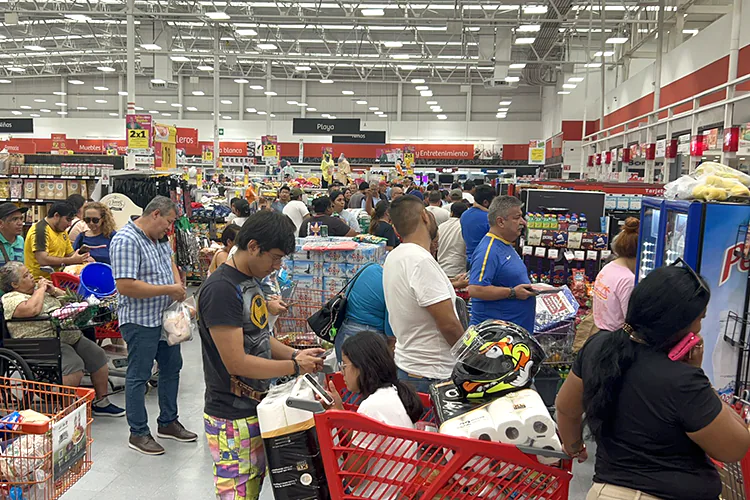 Continúan compras de pánico por huracán Beryl en QROO y Yucatán