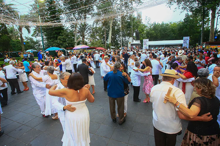 Con una rutina masiva de danzón y un baile popular se llevaron a cabo el viernes pasado, en el parque Juárez de Xalapa