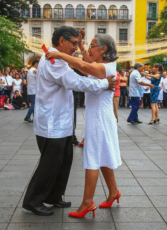 Una pareja baila danzón, en el evento masivo del pasado viernes, en el parque Benito Juárez, en Xalapa