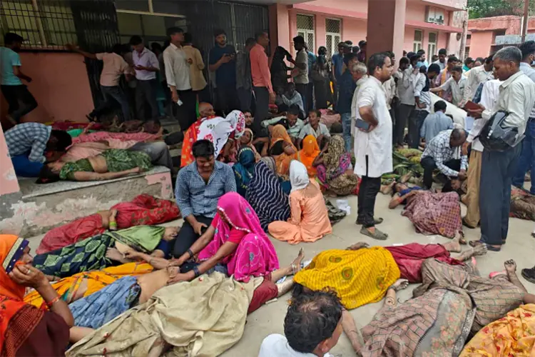 Estampida en India mata a 116 peregrinos | Videos